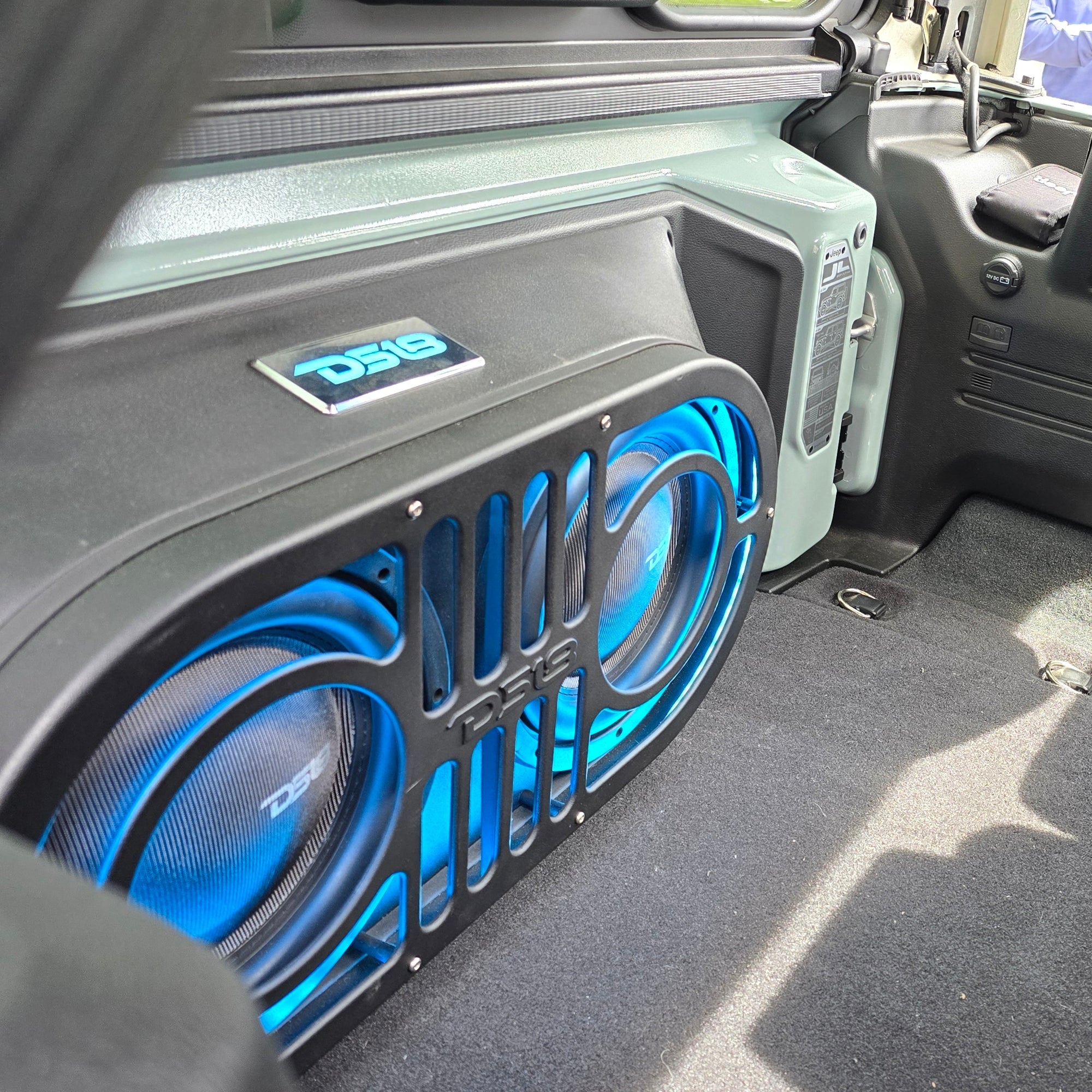 Jeep TJ,JK/JKU,JL/JLU Tailgate Subwoofer Enclosure for 2 X 10" - DS18