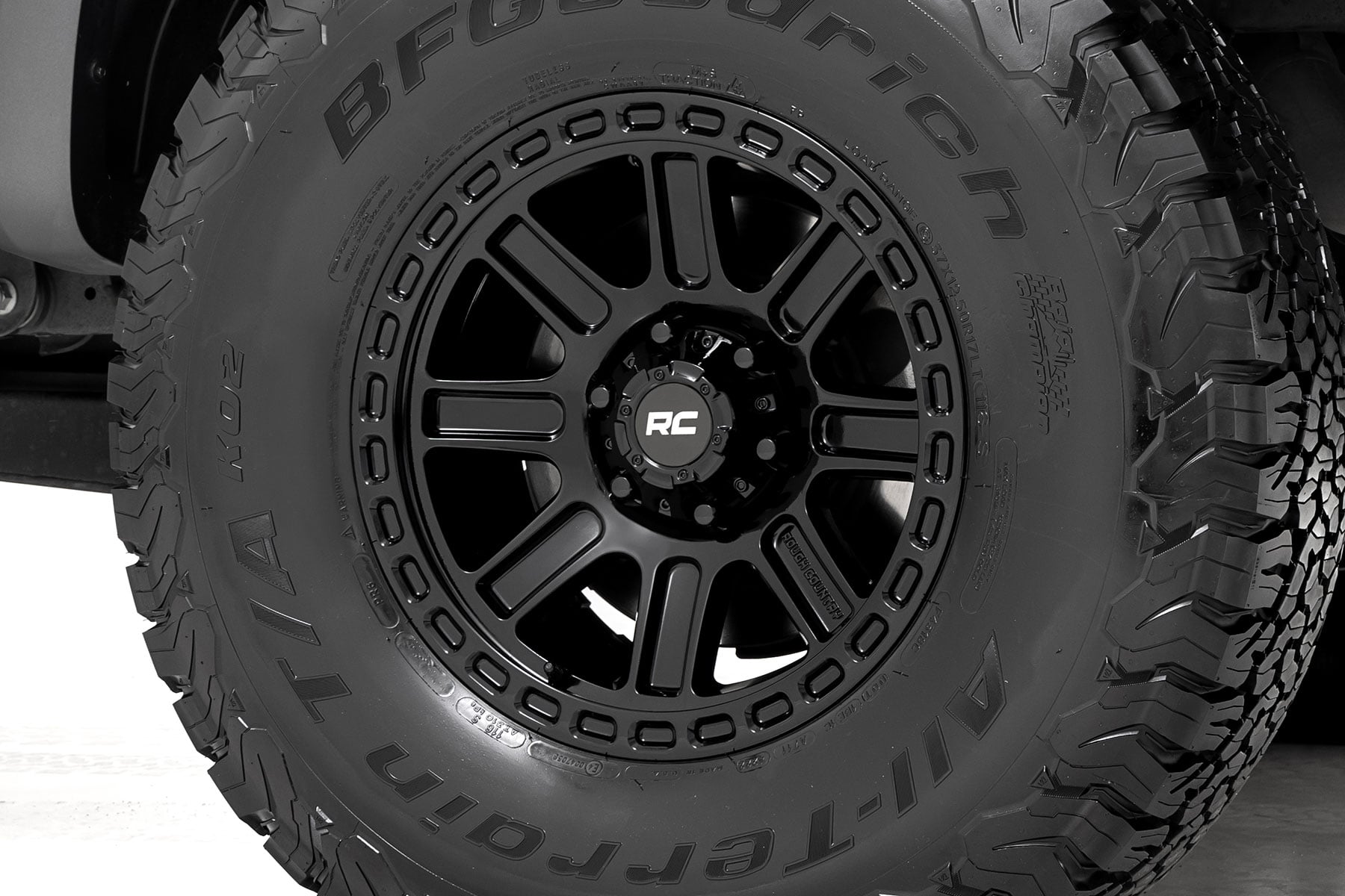 Rough Country 84 Series Wheel | Gloss Black | 18x8.5 | 5x5 | +0mm